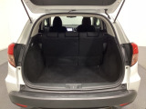 ラゲッジも広く使いやすいトランクは、開口部も広く荷物の積み下ろしもしやすいお車となっております。リアシートの背もたれは6:4の割合で分割して可倒できるので、長いお荷物などを載せることもできます。