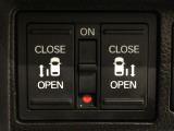 【両側パワースライドドア】両側がパワースライドドアになっており、運転席のスイッチやスマートキーでも開閉が可能です!開口部も広いので乗り降りも楽々♪