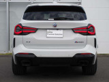 L字型の特徴的なテールランプが、後のドライバーへBMWを印象付けます。
