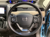 ハンドルにHondaセンシング系のクルーズコントロールやレーンキープアシストなどのスイッチと、オーディオの操作スイッチが装備されています。ハンドルから手を離さず安全に操作できます。