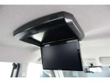★天井吊り下げ式の後席モニターも装着されています。これで後ろの方々も渋滞時には退屈しないですみますね。使用しないときには折りたためるのもうれしいポイントです♪