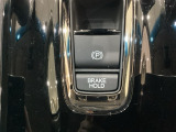 セレクトレバーの下に電子制御パーキングブレーキがあります。スイッチひとつで、停車した地点の傾斜などをシステムが検知・判断してブレーキ力を自動的に最適制御し、しっかり停車できるパーキングシステムです。