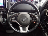 ハンドル左側にはオーディオ操作が出来るオーディオリモートコントロールスイッチ、右側にはHonda SENSINGとオートクルーズコントロールのスイッチを装備!