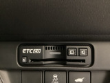 ハンドルの右下にETCがついています。高速道路の料金所の通過も楽々です!。 カードの取り出しもしやすい場所についています。
