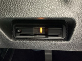 ハンドルの右下にETCがついています。高速道路の料金所の通過も楽々です!。 カードの取り出しもしやすい場所についています。