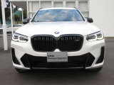 BMWと言えば特徴的なキドニーグリル。ダイナミックなフロントマスクを演出します。