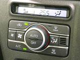 【オートエアコン】一度お好みの温度に設定すれば、車内の温度を検知し風量や温度を自動で調整。暑い&hellip;寒い&hellip;と何度もスイッチ操作をする必要はありません。快適な車内空間には必須の機能ですね♪