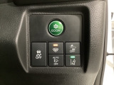 Hondaセンシング用の、VSA(ABS+TCS+横滑り抑制)解除と路外逸脱抑制機能のオンオフスイッチなどはハンドルの右側に装備しています。燃費に役立つECONボタンもここです。