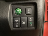 Hondaセンシング用の、VSA(ABS+TCS+横滑り抑制)解除と路外逸脱抑制機能のオンオフスイッチなどはハンドルの右側に装備しています。燃費に役立つECONボタンもここです。