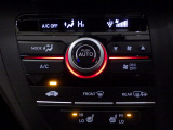 オートエアコンタイプなので細かい操作なしで快適温度に調整してくれます。シートヒーター付きで、冷えた車内でもスイッチを押せば数秒で座面と背もたれがあたたかくなります。