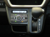 オートエアコンで暑い夏も寒い冬も快適な車内で運転出来ます。