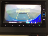 バックでの車庫入れも安心です! リアカメラが付いているバックモニター付のナビを装備しております。操作線もついており距離感も画面から確認できます。