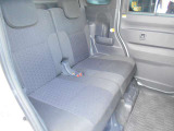 後部座席も広々です!目立った汚れや傷もなく綺麗です!納車の際にはルームクリーニングを実施しております!