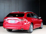 斜め後ろからのラインはステーションンワゴンと思えないほどの躍動感が魅力的なMAZDA6です。