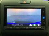 ギヤをR(バック)に入れるとナビの画面に後ろの映像が映るリアカメラ付です。後退時、コンディションが悪い視界でもカラーバックモニターがドライバーをサポートします。