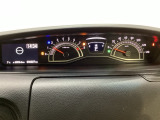 スピードメーターとタコメーターを大きく配した見やすいメーター部になっています。左側のインフォメーション画面でオドメーターや燃費などの情報を確認できます。