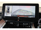 パノラミックビューモニター付きです。車両を上から見たような映像をディスプレイオーディオ画面に表示。運転席からの目視だけでは見にくい、車両周辺の状況をリアルタイムでしっかり確認できます。