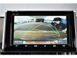 バックガイドモニター付き。車両後方の映像をナビ画面に表示し、駐車などの後退操作をサポートします。