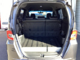 大口なテールゲートです。幅広、低い床面で大きな荷物の出し入れが簡単になります。コンパクトボディーなのに、荷室はこんなに広々!たくさん荷物が積めますよ。