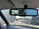 アラウンドビューモニター・バックモニター表示機能つきルームミラー。夜間走行時に便利な自動防眩機能付きです。