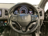 ハンドルにHondaセンシング系のクルーズコントロールやレーンキープアシストなどのスイッチと、オーディオの操作スイッチが装備されています。ハンドルから手を離さず安全に操作できます。