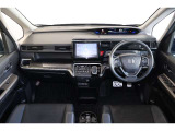 操作性に優れた運転席となります!小物入れや各ボタンの配置にこだわり、使いやすいです!座り心地もよく視認性も良好なのでロングドライブもお任せ下さい!