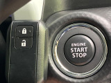【キーレススタートシステム】カバンやポケットに入れたままでもドアの施錠・解錠が可能なスマートキーを装備。エンジンのオン・オフ時もカギを取り出す必要が無いからとっても便利です♪