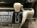 CVT車のセレクトレバーです。低速から高速まで、変速ショックのないスムーズな走りを実現するとともに、エンジン効率のよい領域を維持することで燃費にも貢献します。