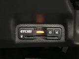 ハンドルの左下にETC2.0がついています。高速道路の料金所の通過も楽々です!。 カードの取り出しもしやすい場所についています。