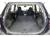 セカンドシートを倒した状態です。セカンドシートは独立可倒、荷物に合わせてラゲッジスペースをアレンジできます。