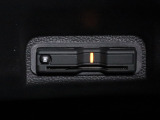 装備されているビルトインタイプのホンダ純正ETC車載器です。セットアップしてからご納車致します。ETCカードを差し込めば高速道路の出入り口ゲートを楽々通過出来ます。
