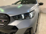LEDヘッドライト 先進のLEDテクノロジーを採用。キセノンライトを上回るコントラストで明るく輝きます。夜間や悪天候時の日中でも優れた視野性を発揮し安全性と快適性を高めます。