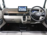 ◆視界広々で非常に運転しやすくロングドライブでも疲れを感じさせないすっきりとまとまったインパネ周りです。