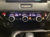 オートエアコンがついてますので簡単操作で快適に過ごせます。シートヒータースイッチ内蔵で前席の左右別々に3段階で温度設定ができます。