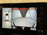 パノラミックビューモニターシステムが付いているので車の上から見た映像が確認できますよ。 一目で車両周辺の情報を確認できますが、直接安全をご確認下さい。