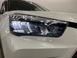 【LEDヘッドライト】悪天候や夜間走行時も良好な視界を確保し安心して運転できる高輝度LEDヘッドライトを装備!点灯速度が早く、消費電力も抑えられています。