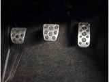 ゴムの滑り止めを組み合わせたアルミ製スポーツペダルです。靴が濡れていても滑りにくく、快適なドライブが楽しめます♪