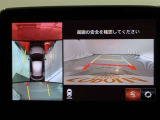 パノラミックビューモニター付きです。車両を上から見たような映像をモニター画面に表示。運転席からの目視では見にくい、車両周辺の状況をリアルタイムでしっかり確認できます。