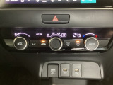 オートエアコンがついてますので、お好みの温度をセットするだけで風の強さや風量を自動で調整します。スイッチやダイヤル類も簡単操作で快適に過ごせます。