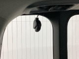 後方にもドライブレコーダーのカメラが付いています。前後両方でお車の周りを監視・記録いたします。