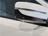 【BMWミラー】視認性の高いスタイリッシュなミラー。自動防眩機能も付いており夜間のドライビングをサポートします。