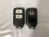スマートキーを装備しています。鍵を差し込むことなくドアロックの開け閉めと、スタートボタン操作でのエンジンスタートができます。スペアキーも同じものを用意しております。