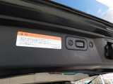 重たいバックドアをワンタッチで開閉できるパワーバックドアを装備。リモコンキー・運転席からでも開閉をコントロールできます。