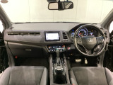 車内は光触媒抗菌消臭施工済です。スタイリッシュなデザインでスポーティなインパネ周りを演出します。グローブボックスやカップホルダーのほかにトレーなどたくさんの収納スペースが付いています。