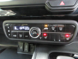 オートエアコンタイプなので細かい操作なしで快適温度に調整してくれます。シートヒーター付きで、冷えた車内でもスイッチを押せば数秒で座面と背もたれがあたたかくなります。