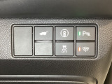 Hondaセンシング用の、VSA(ABS+TCS+横滑り抑制)解除と路外逸脱抑制機能のオンオフスイッチなどはハンドルの右側に装備しています。