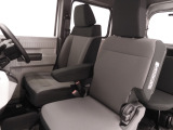 【運転席シート】からだを包みこむような形状でホールド感があります。