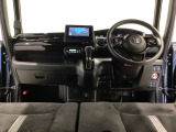 【前方視界】開放的な前方視界!運転がしやすく疲れにくいです♪窓が大きく、見通しがとっても良いおクルマですよ♪