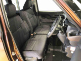 運転席の座面高さを調整できるシートリフターが付いています。フロントシートはベンチシートを採用で、座面も広く使い勝手もいいですよ♪