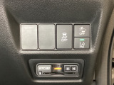 Hondaセンシング用のVSA解除と路外逸脱抑制機能などのオンオフスイッチはハンドルの右側に装備しています。その下にETC2.0がついています。高速道路の料金所の通過も楽々です。